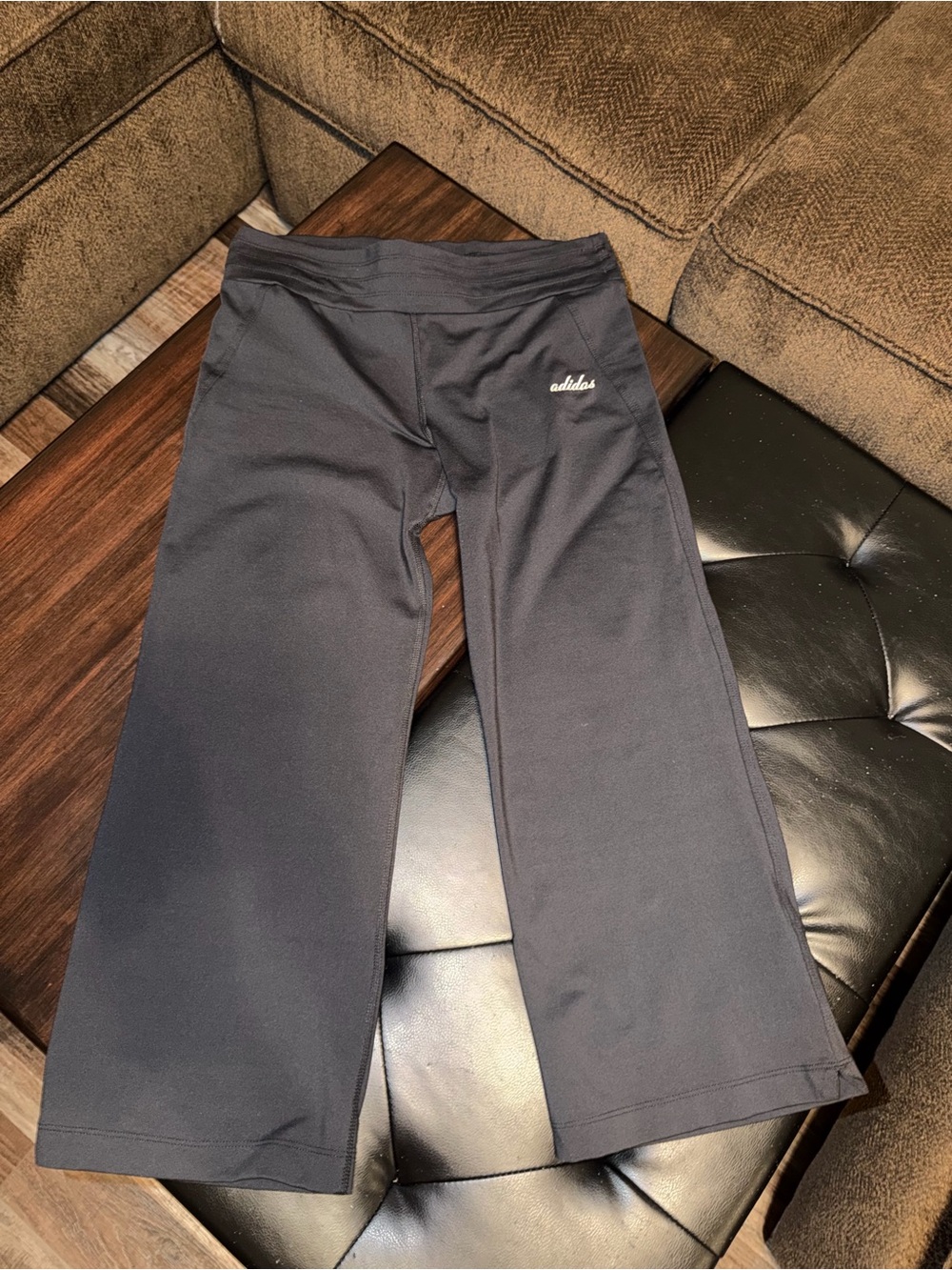 adidas Womenโs Medium Athletic Pants Gray Cropped 3/4 Length Stretch wide leg